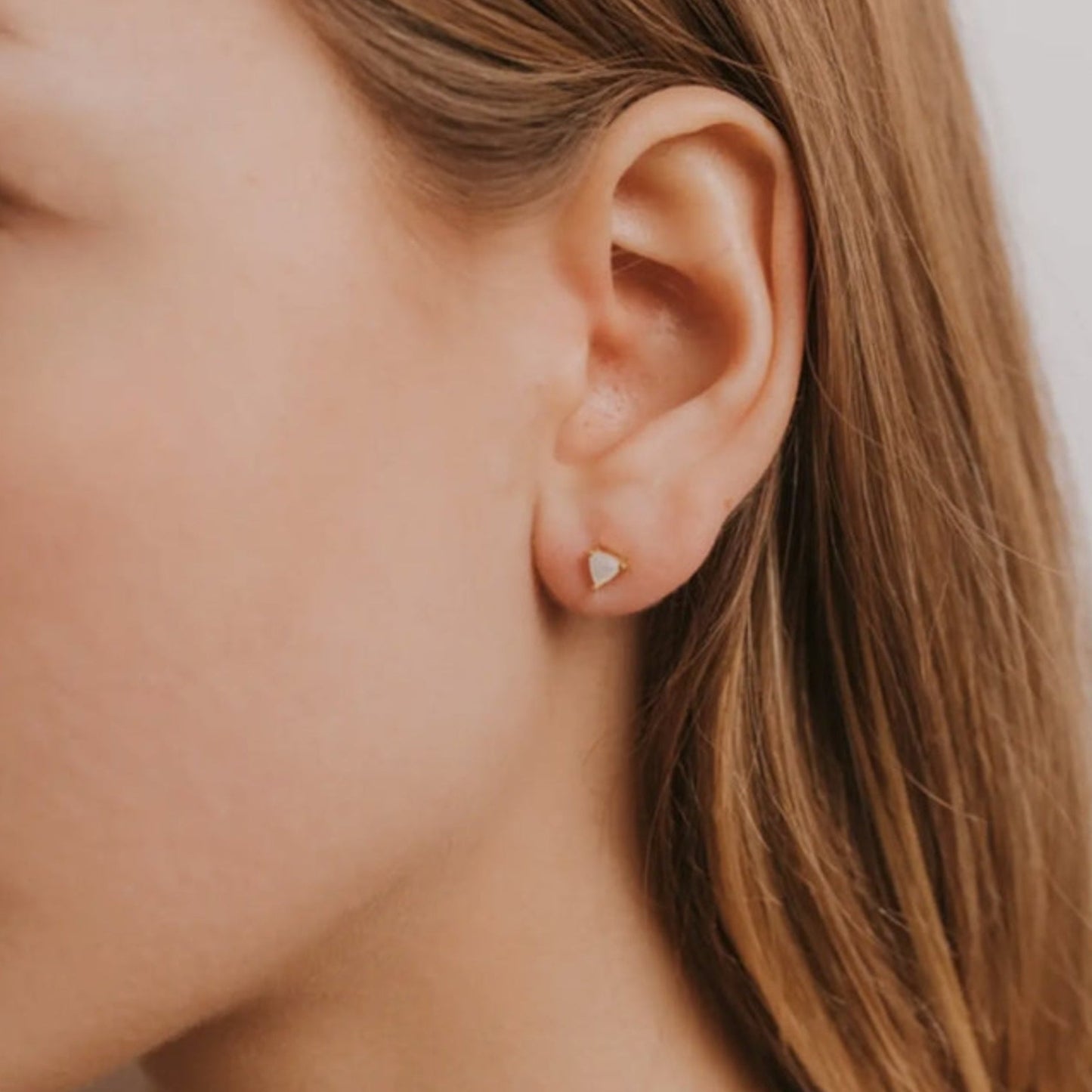 gemstone-stud-earrings-mother-of-pearl-on-model